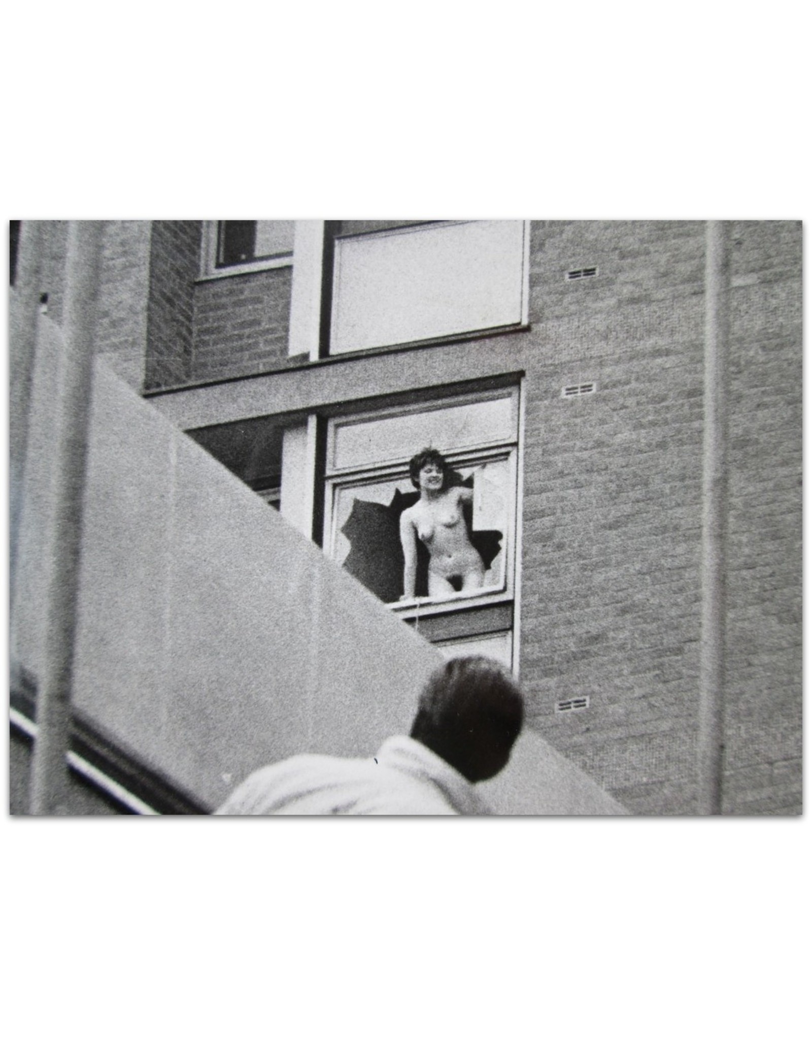 Maurice Hogenboom - Nudiste poseert in gebroken raamkozijn van Amsterdamse flat