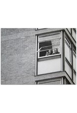 Maurice Hogenboom - Nudiste poseert in gebroken raamkozijn van Amsterdamse flat