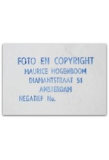 Maurice Hogenboom - Nudiste poseert in gebroken raamkozijn van Amsterdamse flat