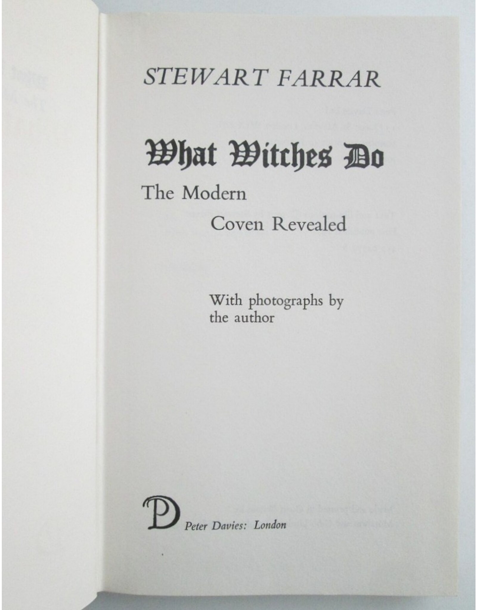 Stewart Farrar - What Witches Do. The Modern Coven Revealed. With photographs by the author