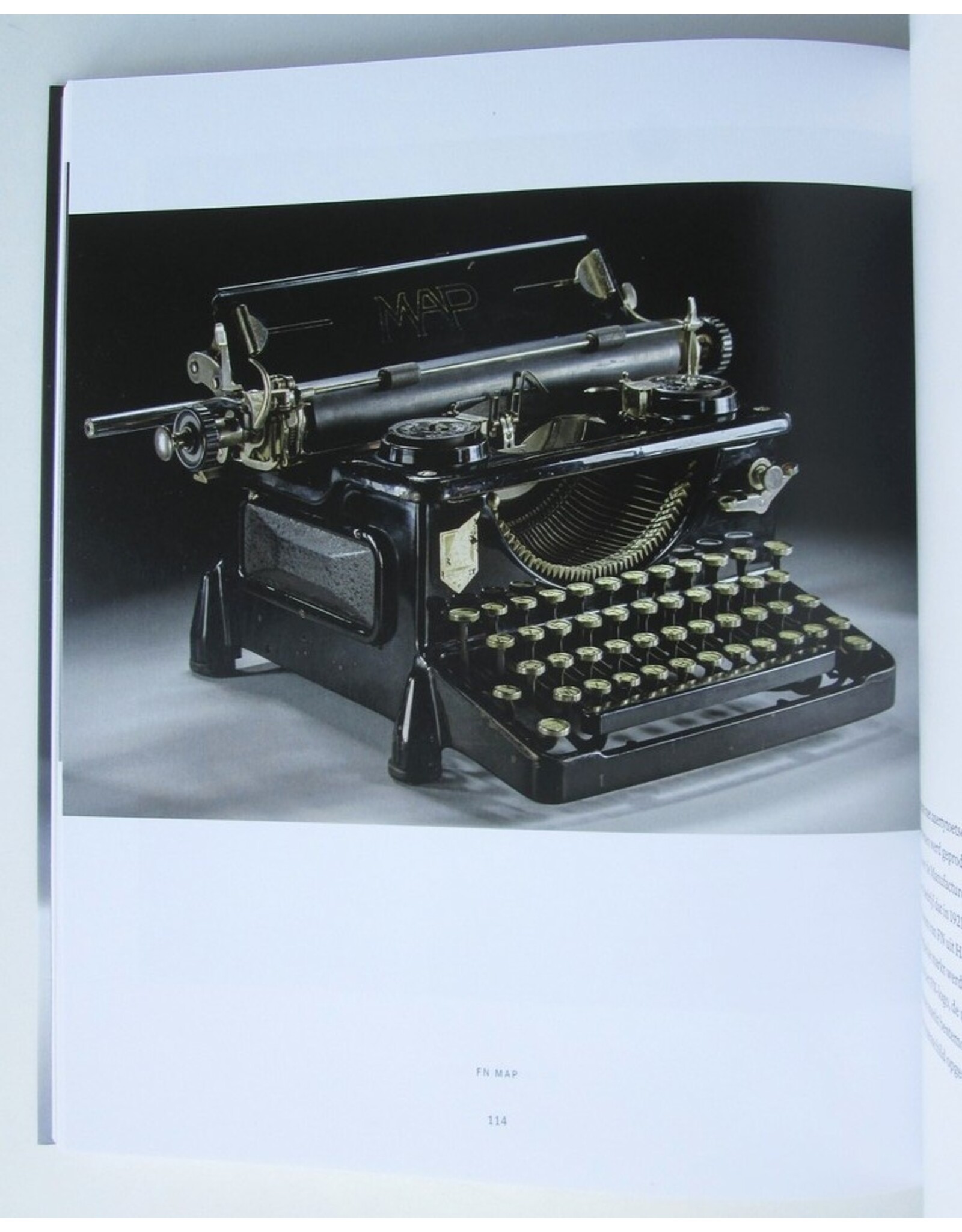 Christophe Vekeman [i.a.] - Nooit meer typen: De schrijfmachinecollectie van W.F. Hermans. Fotografie: Philippe Debeerst