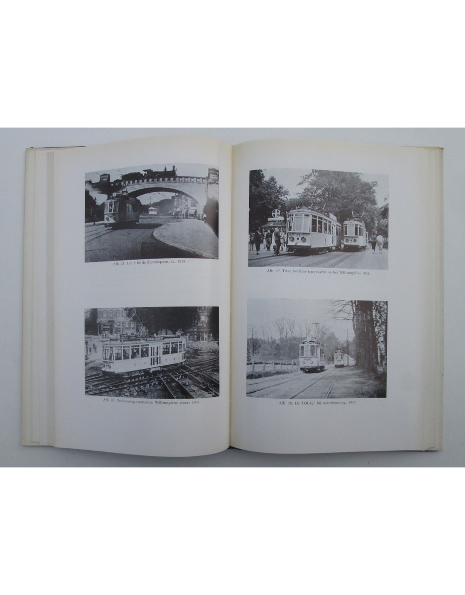 J. Bronkhorst [i.a.] - Van omnibus tot trolleybus. 125 jaar openbaar vervoer in en om Arnhem