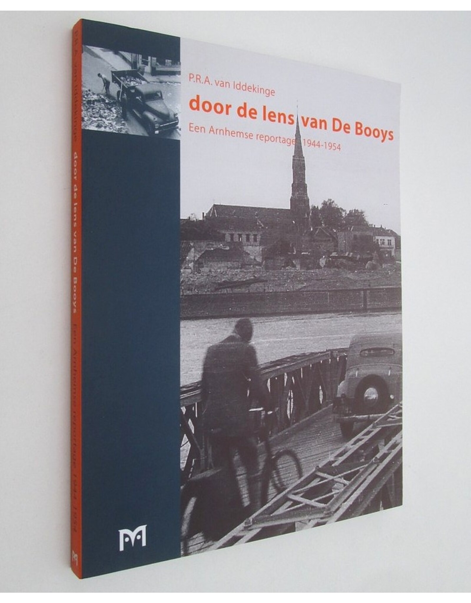 P.R.A. van Iddekinge & H.W.J.M. Eggink - Door de lens van De Booys. Een Arnhemse reportage 1944-1954
