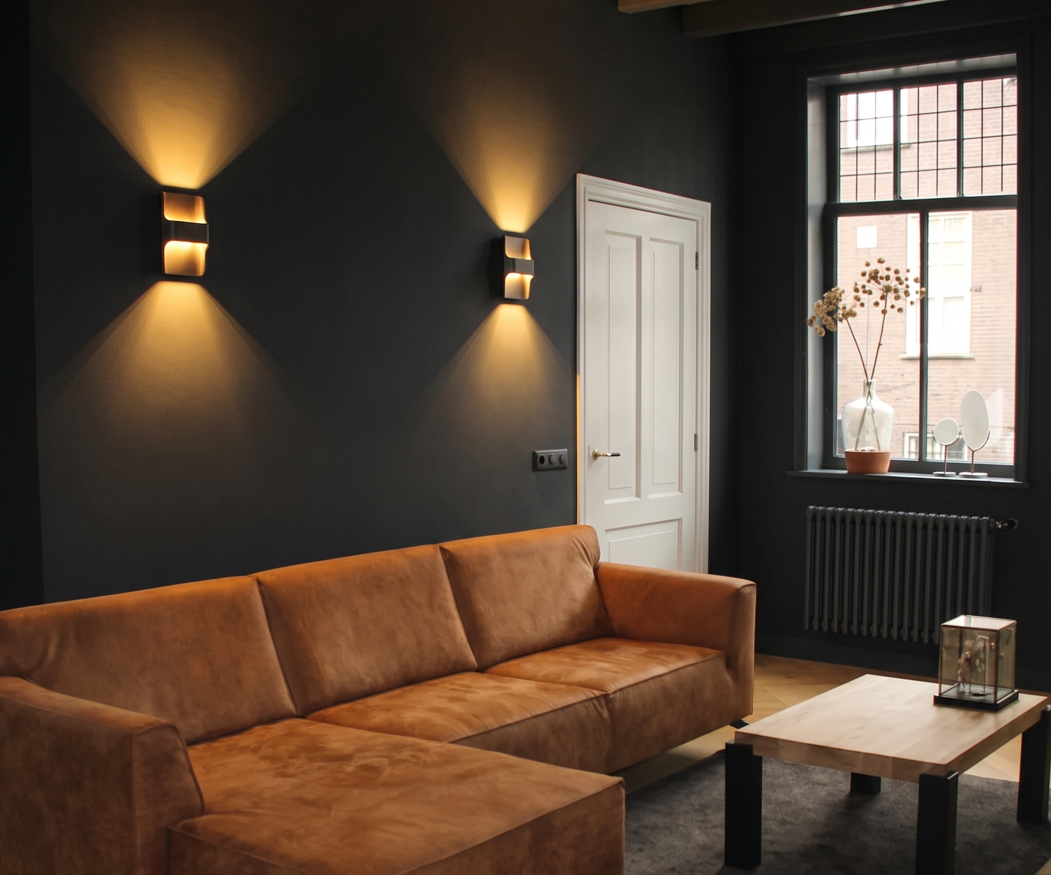 Zwarte lampen op een donkere muur. Durf jij het aan?