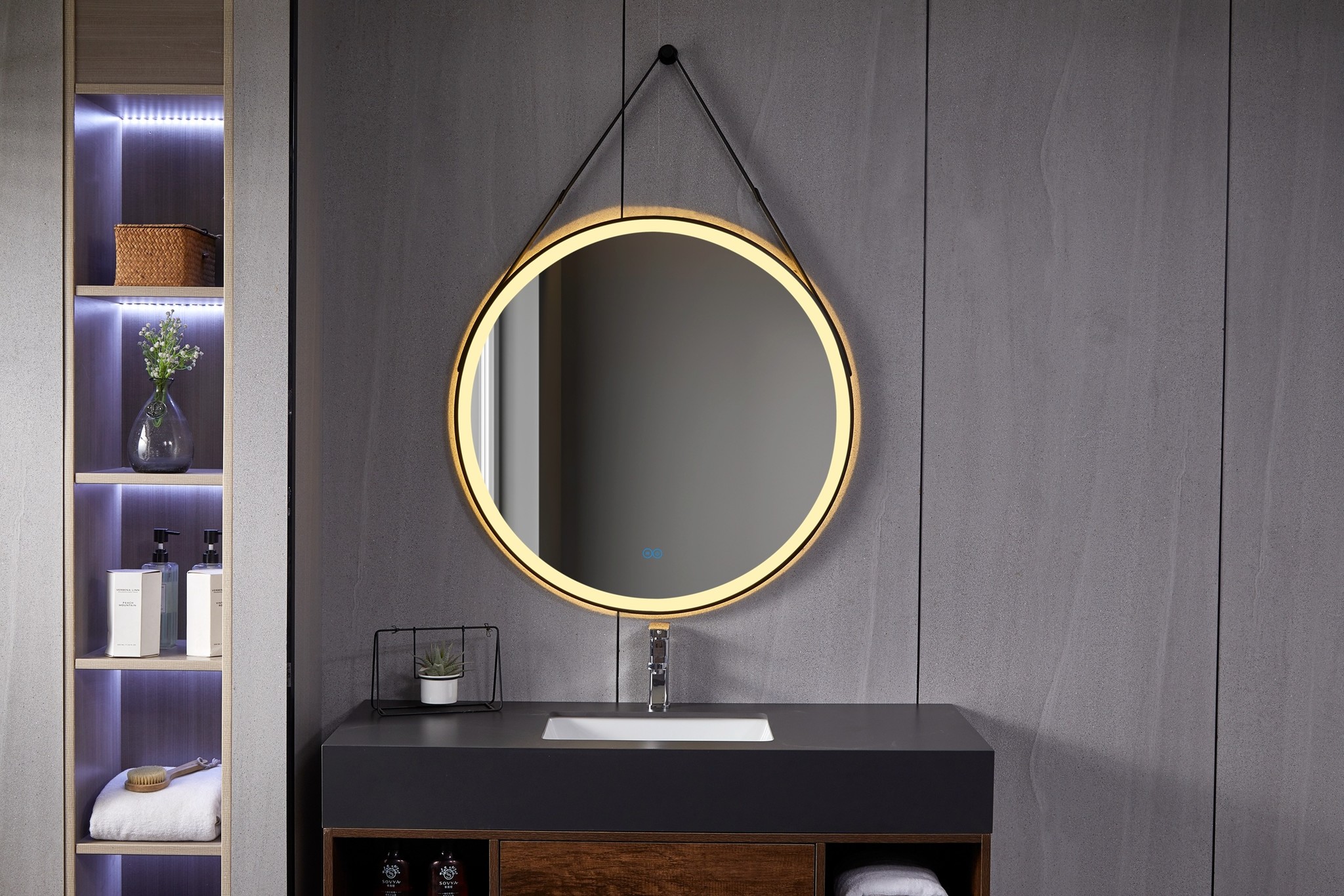 Beschrijven behang handig Badkamerspiegel met riem rond 80 cm, zwart frame en led verlichting -  Badkamerspiegels kopen? | Bella Mirror