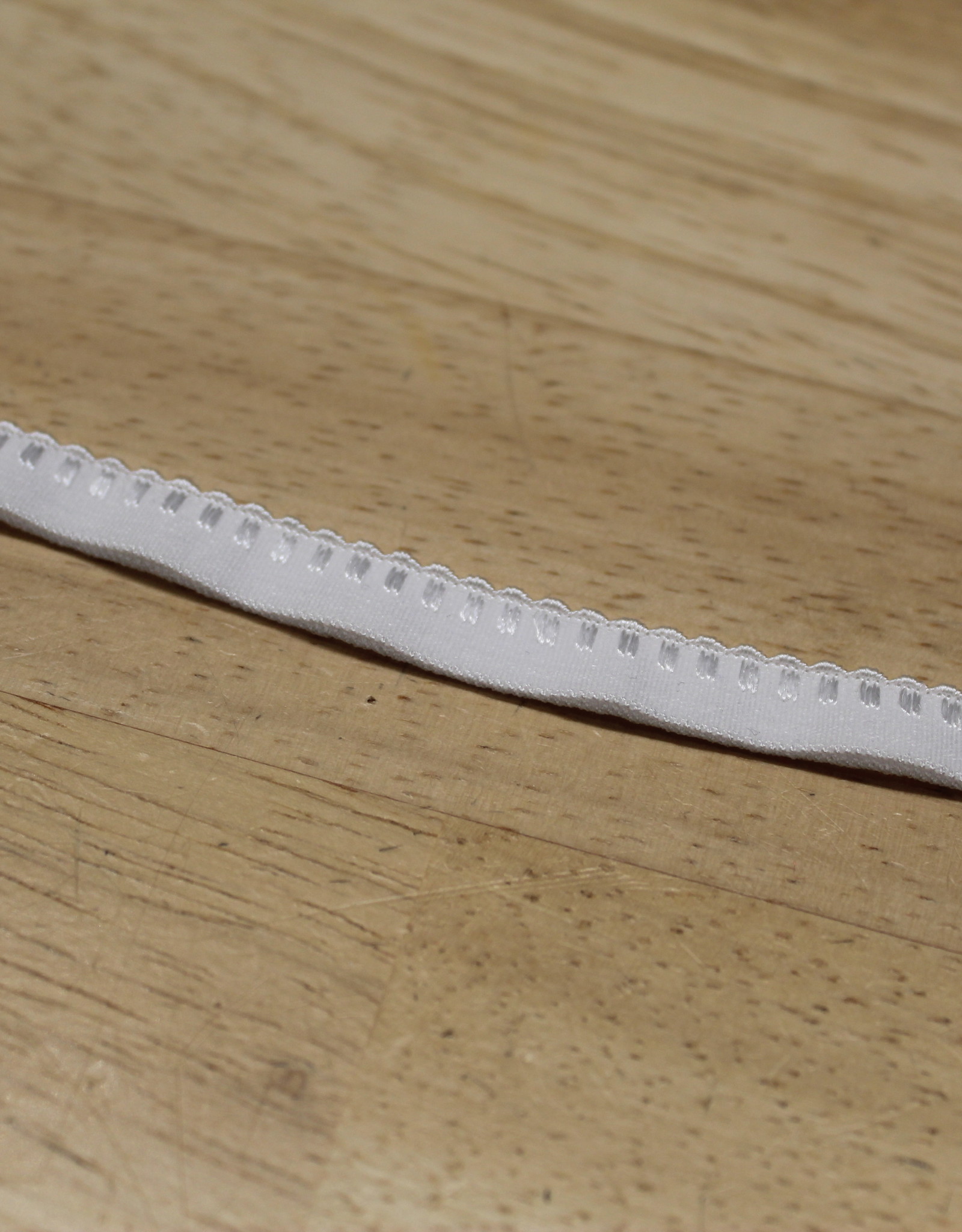Stoffenschuur selectie Lingerie elastiek  vouwtresse met kantje 10mm wit