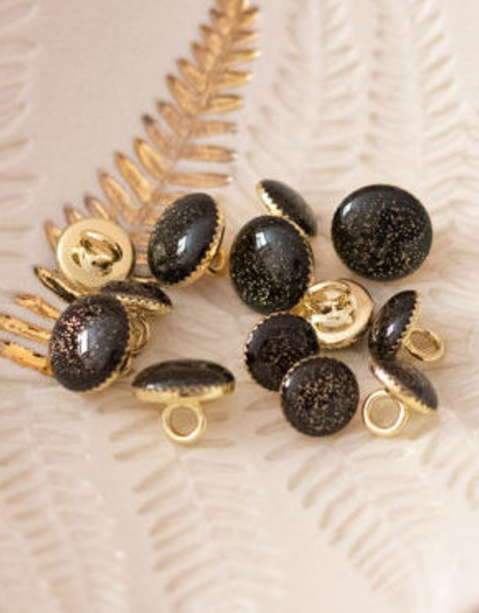 Sierknoopje zwart glitter goud in gouden capsule 11mm