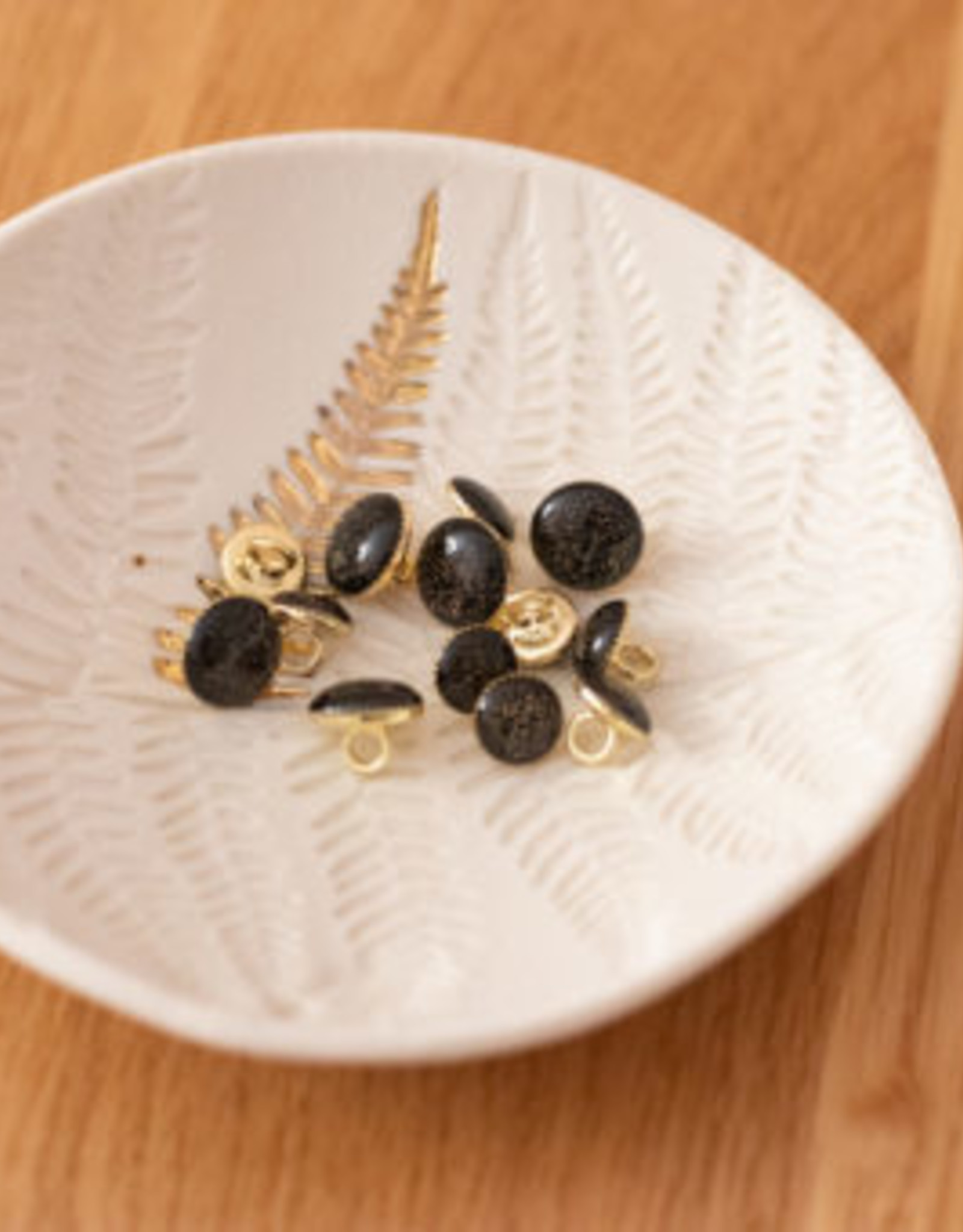 Sierknoopje zwart glitter goud in gouden capsule 11mm