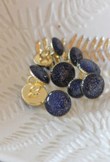 Sierknoopje marine blauw glitter goud in gouden capsule 11mm