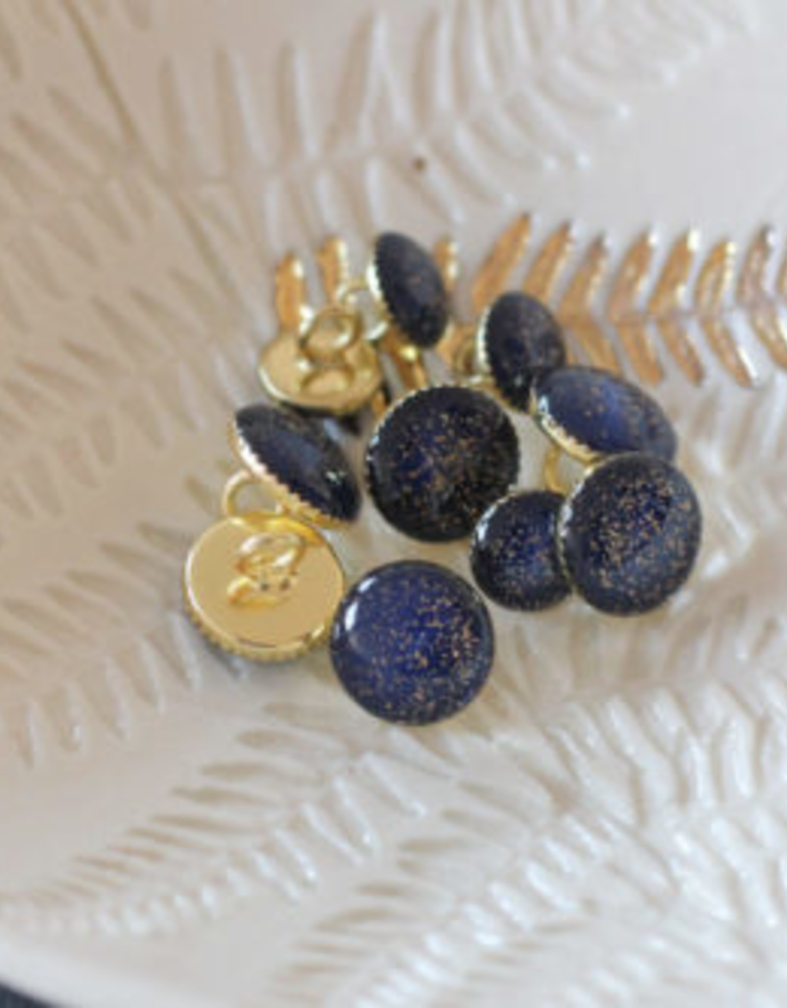 Sierknoopje marine blauw glitter goud in gouden capsule 11mm