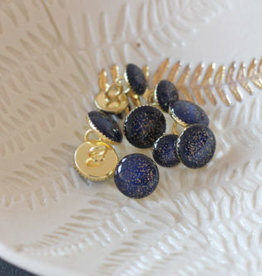 Sierknoopje marine blauw glitter goud in gouden capsule 11mm