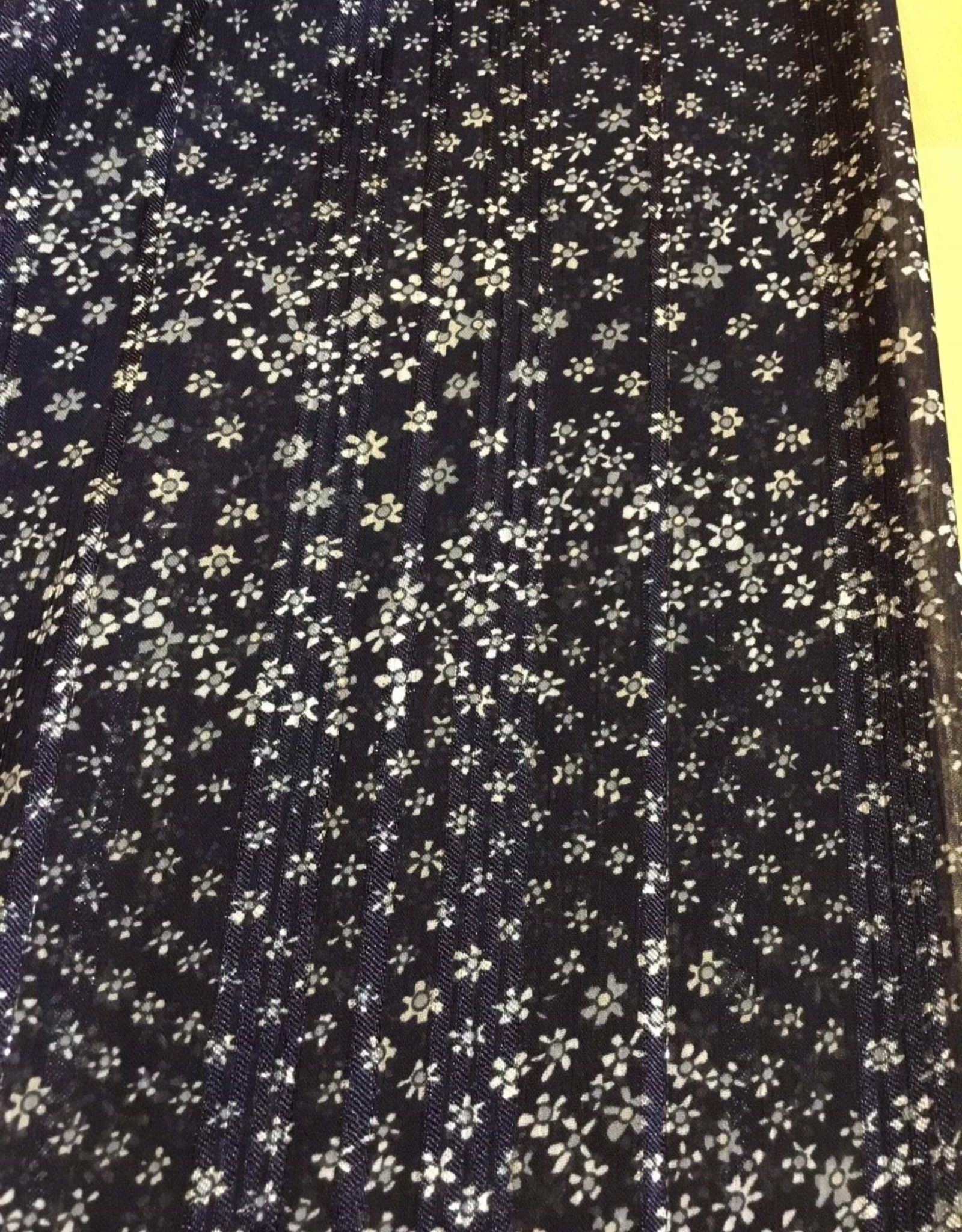 Chiffon glanzen blauw met lichtgrijze bloemen