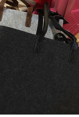 Tas in vilt charcoal mélange met hengsel in nepleder zwart Tas in vilt charcoal mélange met hengsel in nepleder zwart