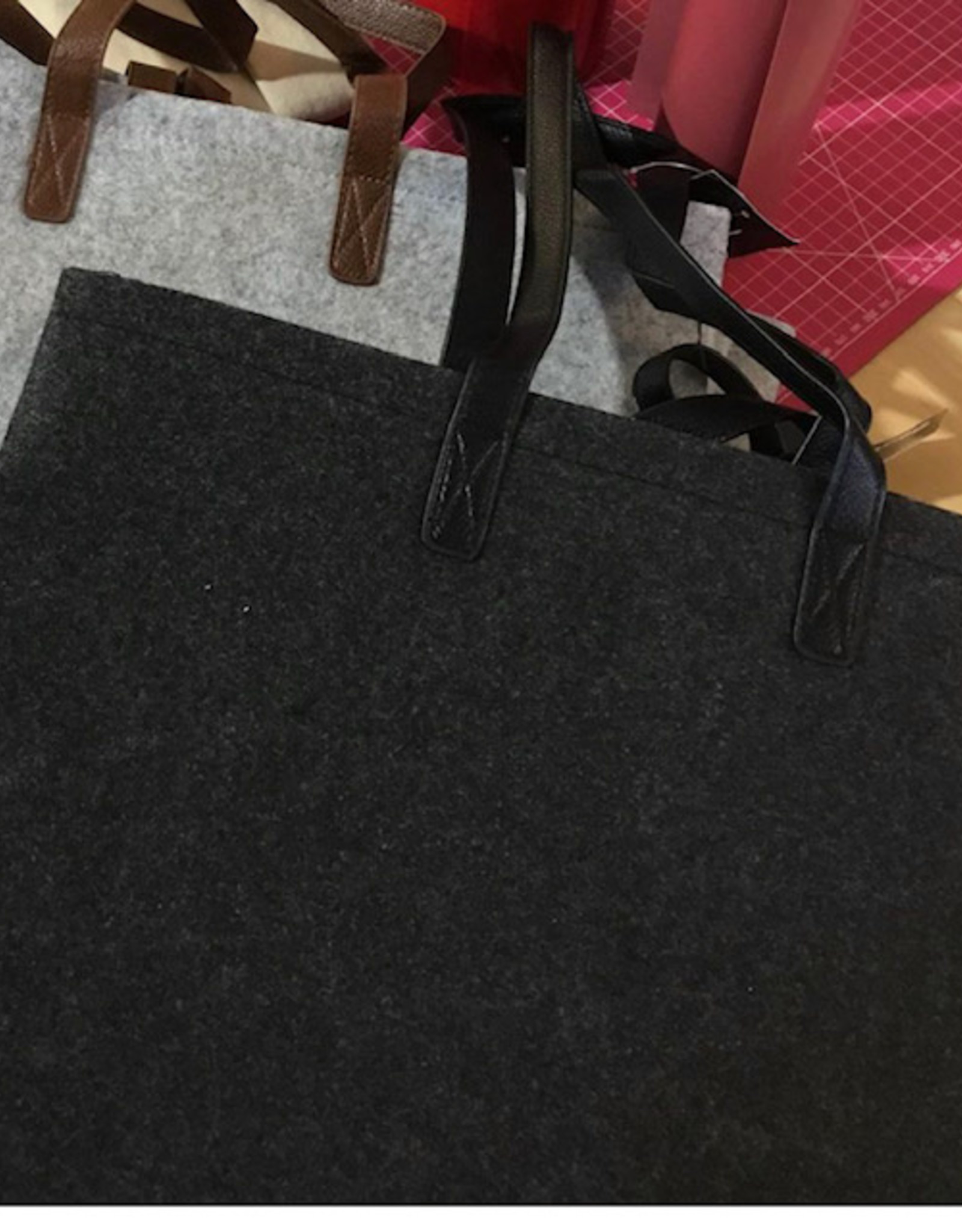 Tas in vilt charcoal mélange met hengsel in nepleder zwart