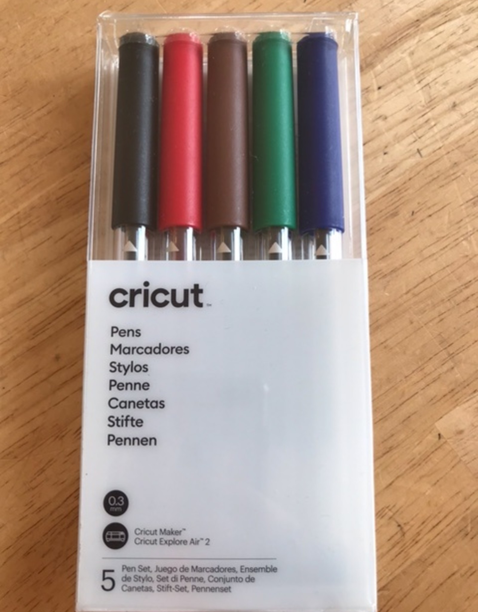 https://cdn.webshopapp.com/shops/296990/files/401708097/1600x2048x1/cricut-cricut-pen-set-extra-fine-point.jpg