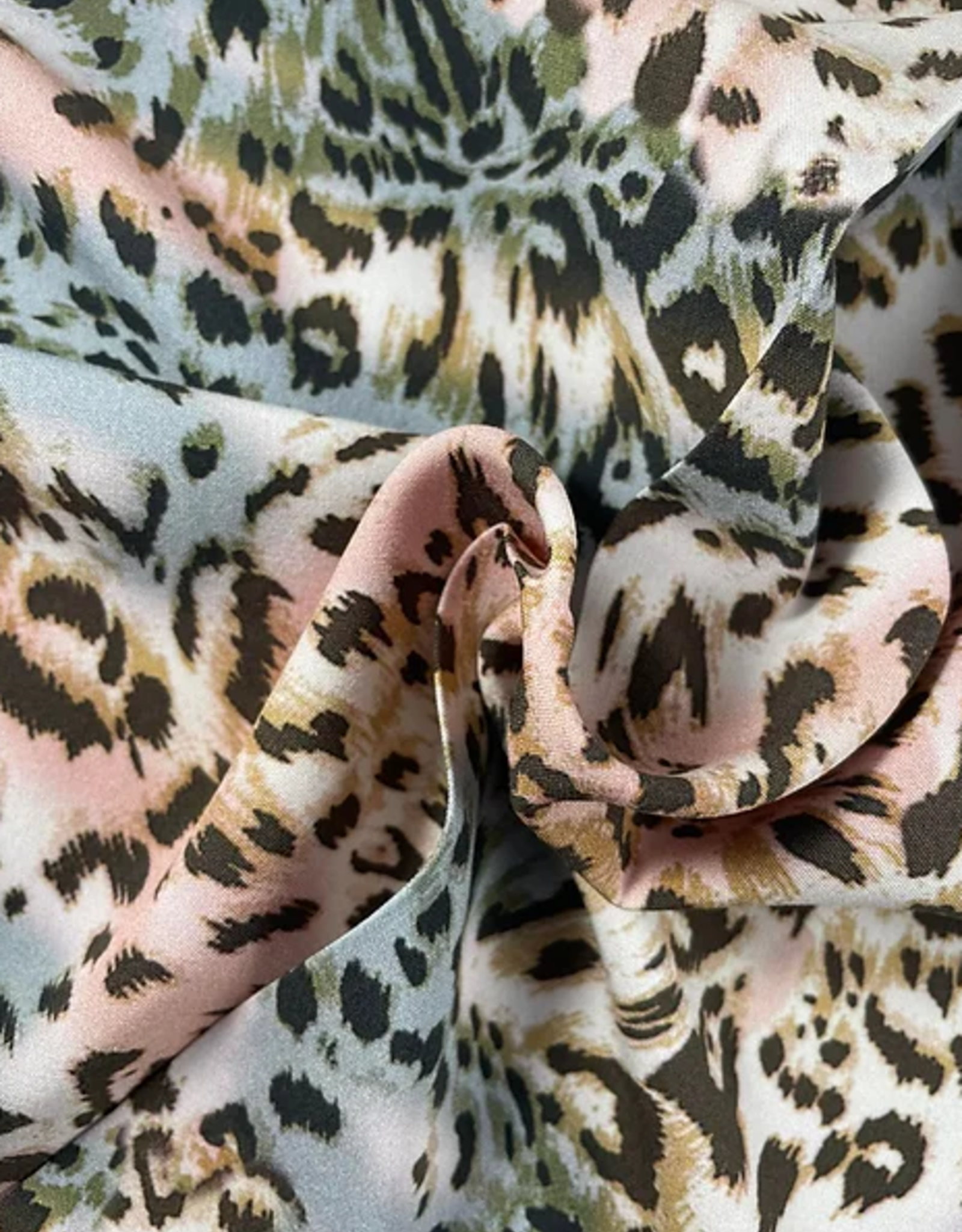 Initiatief eiwit Onhandig Viscose tijgerprint pastel roze en lichtblauw gevlekt - de Stoffenschuur