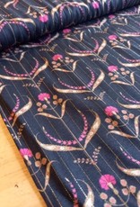 Viscose zwart met lurex gouden lijnen fuchsia print