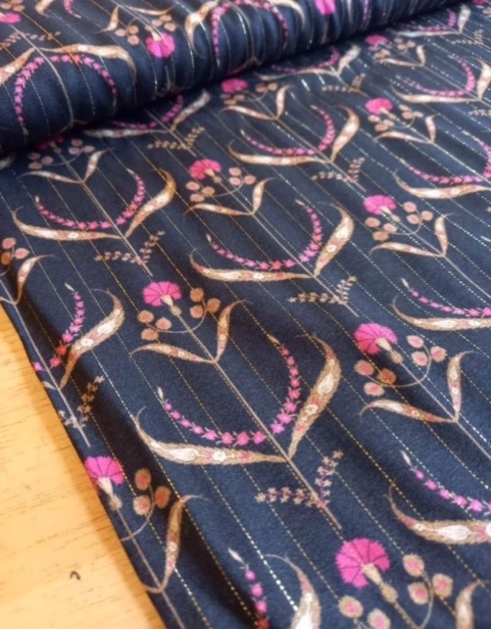 Viscose zwart met lurex gouden lijnen fuchsia print