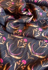Viscose zwart met lurex gouden lijnen fuchsia print