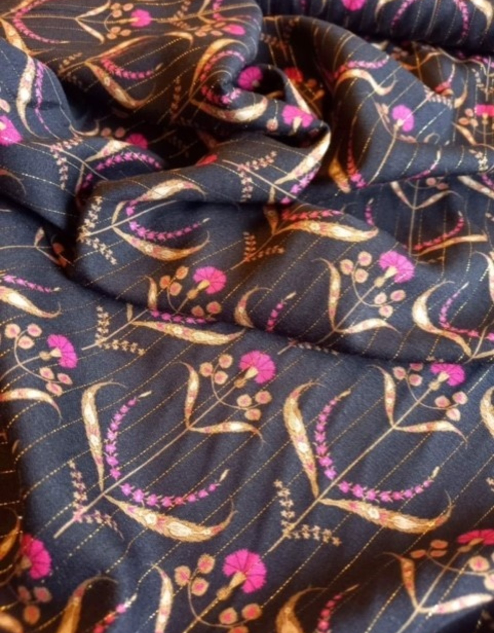 Viscose zwart met lurex gouden lijnen fuchsia print