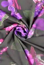 Stoffenschuur selectie Soft touch travel satinlook orchideeën zwart/paars