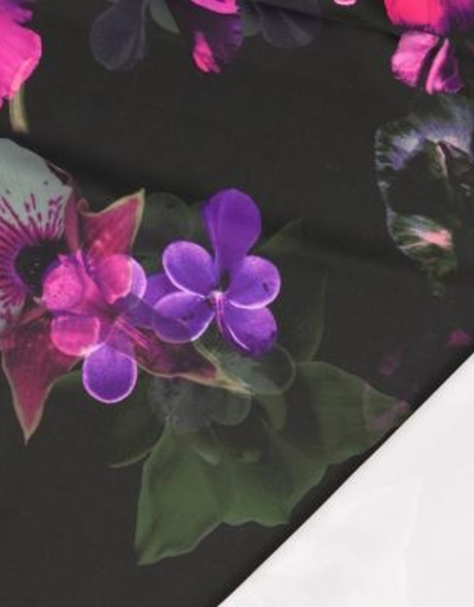 Stoffenschuur selectie Soft touch travel satinlook orchideeën zwart/paars
