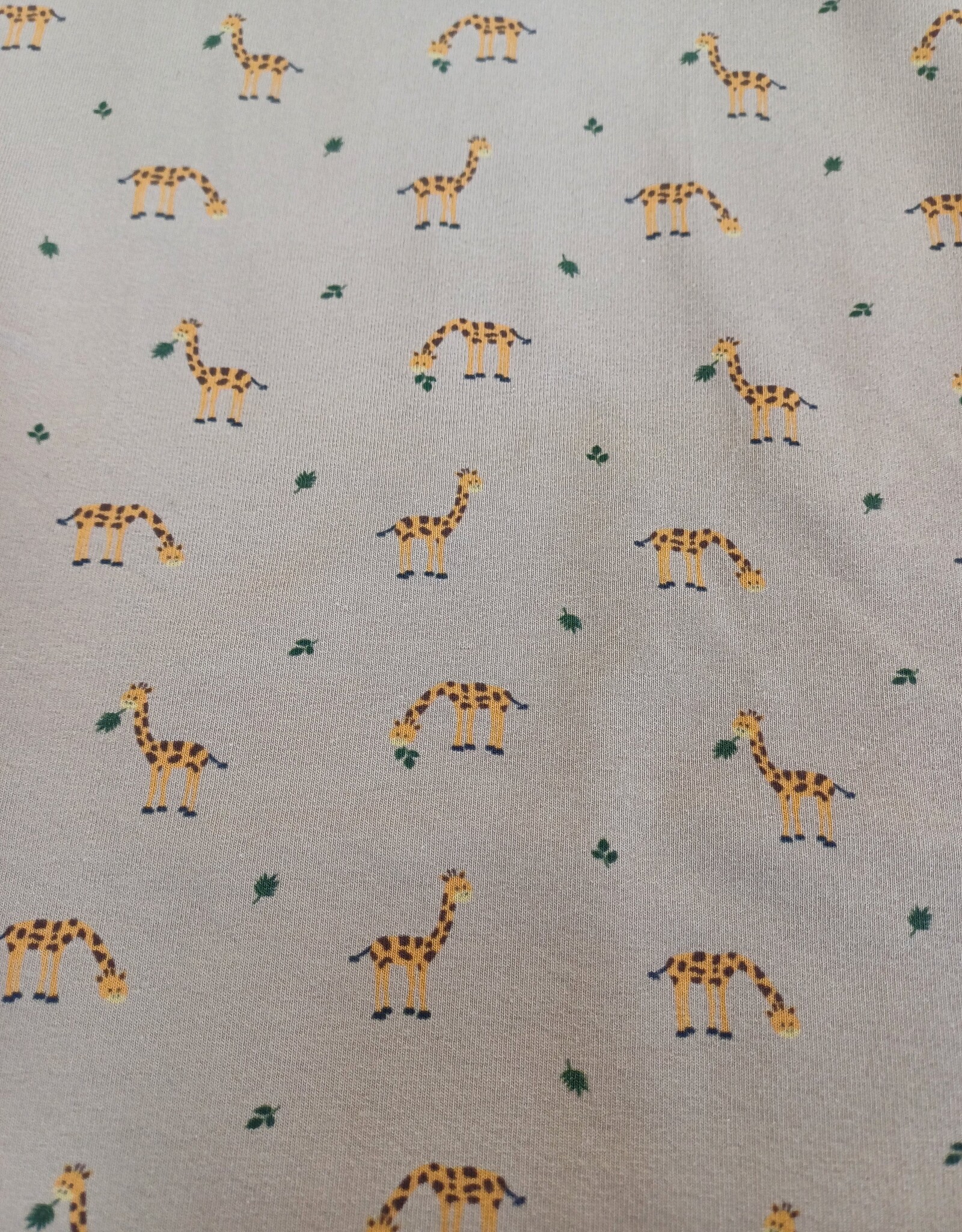 Stoffenschuur selectie Katoen jersey giraffen eten blaadjes  beige