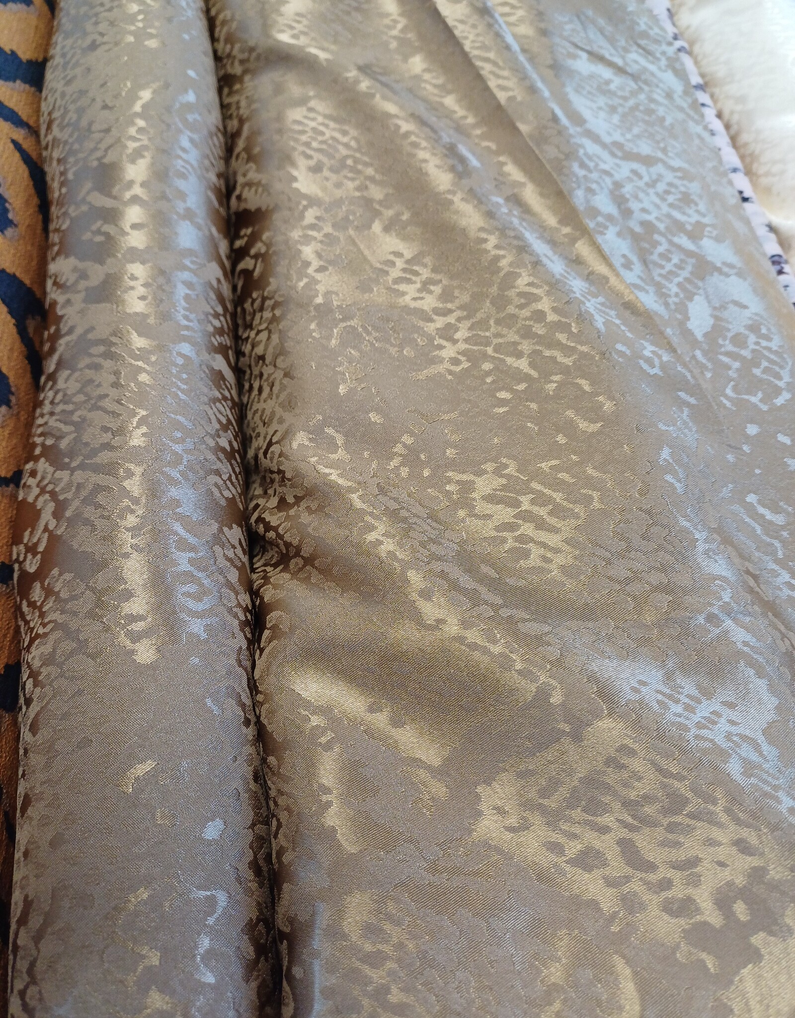 Jacquard satijn dierenprint goud