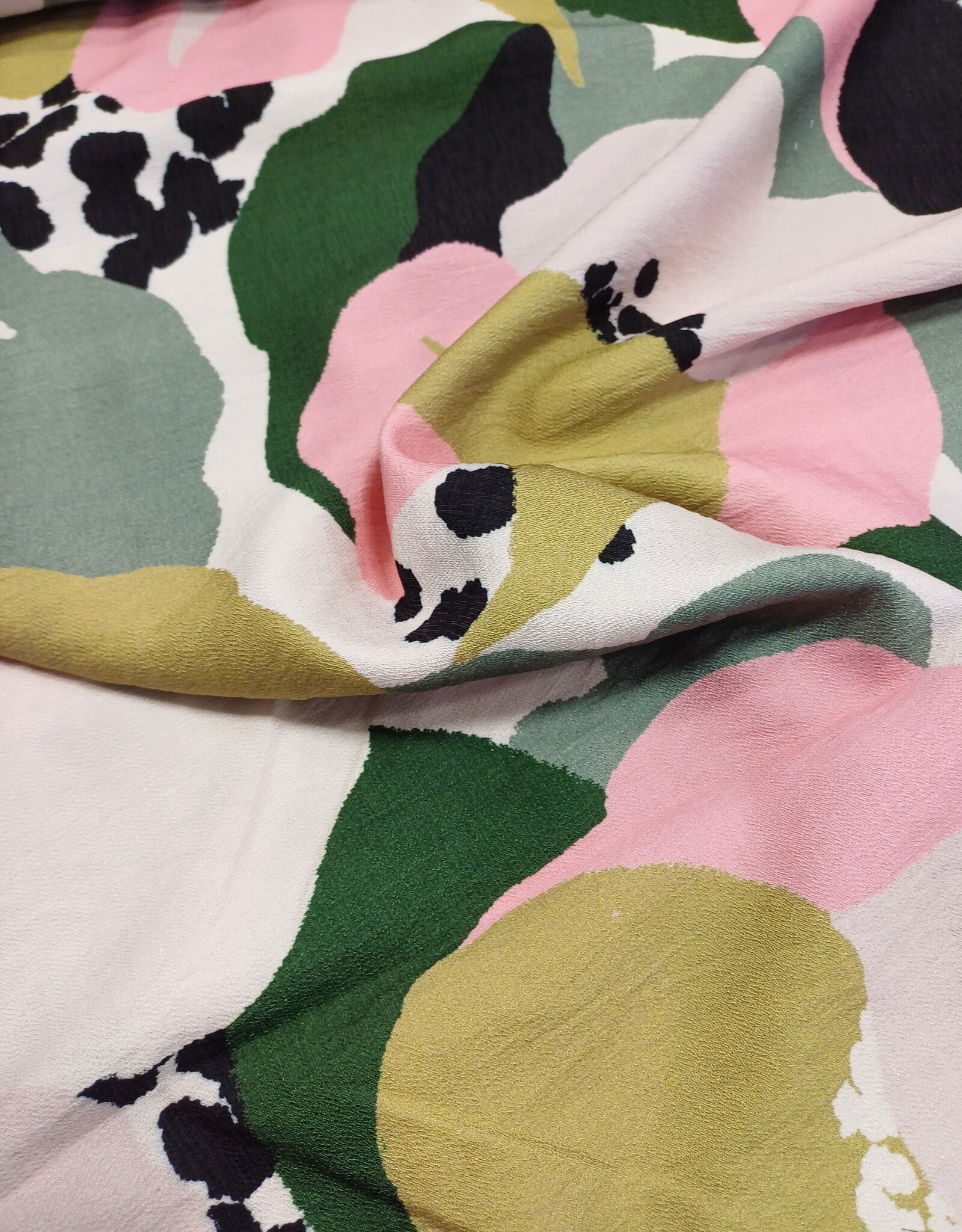 Viscose crepe soft, smooth and rose- knip