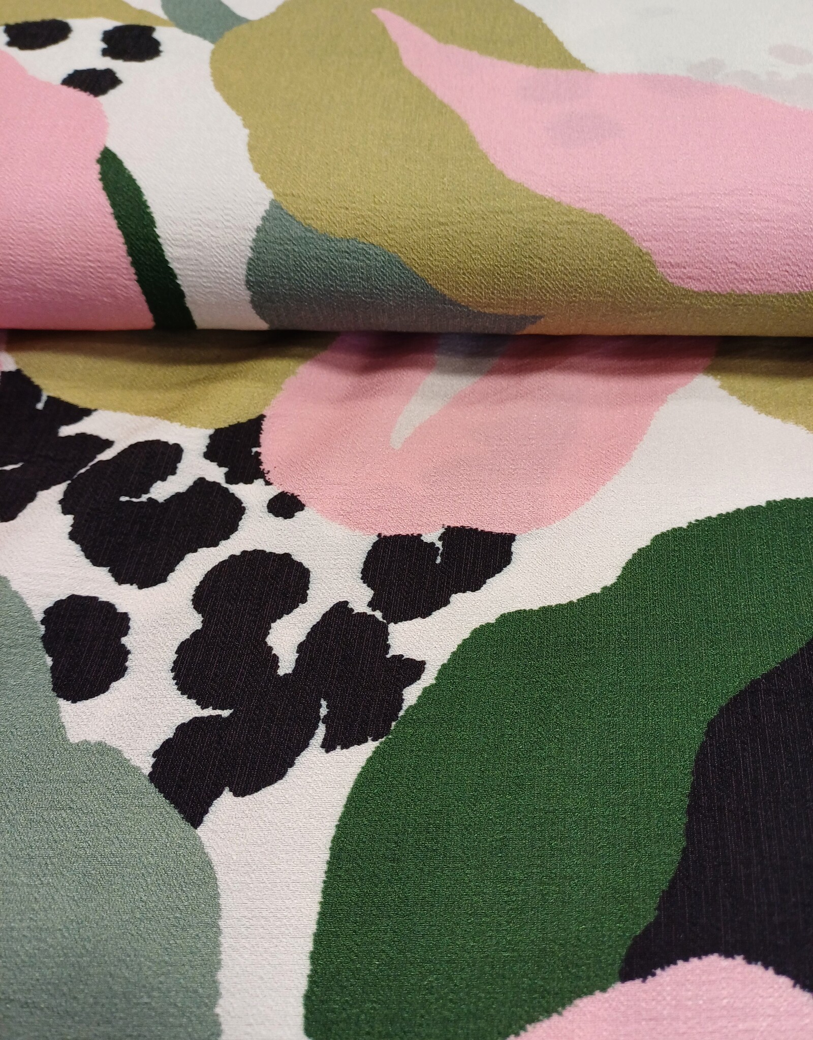 Viscose crepe soft, smooth and rose- knip