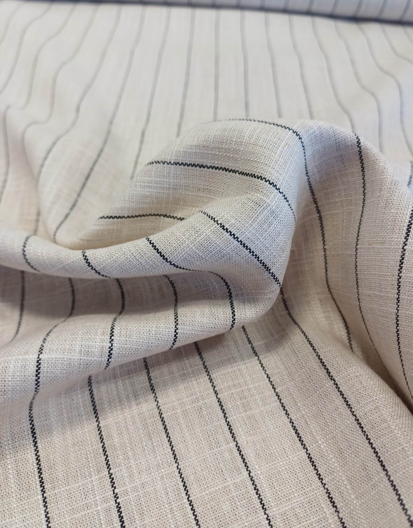 Viscose linnen zwarte krijtstreep beige