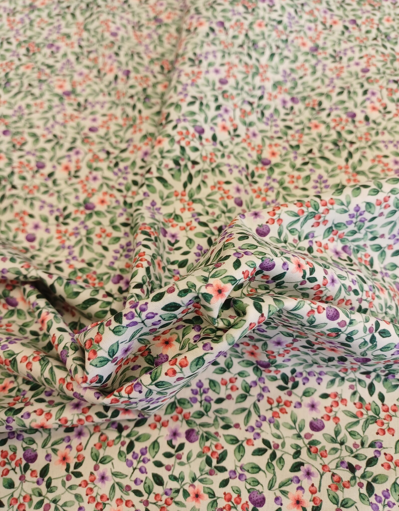 Katoen poplin kleine bloemen en besjes