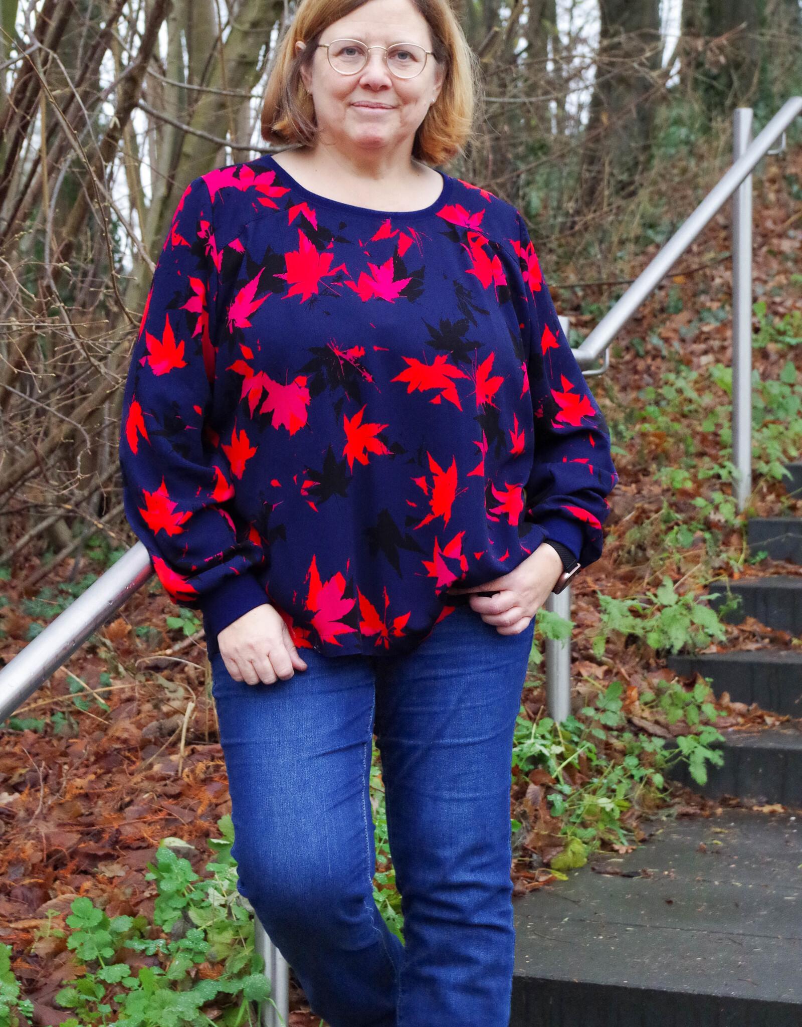 Viscose Acer bladerenprint marine blauw rood