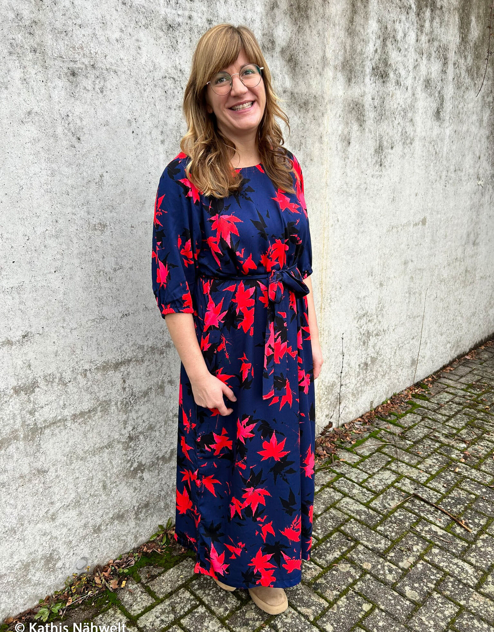 Viscose Acer bladerenprint marine blauw rood