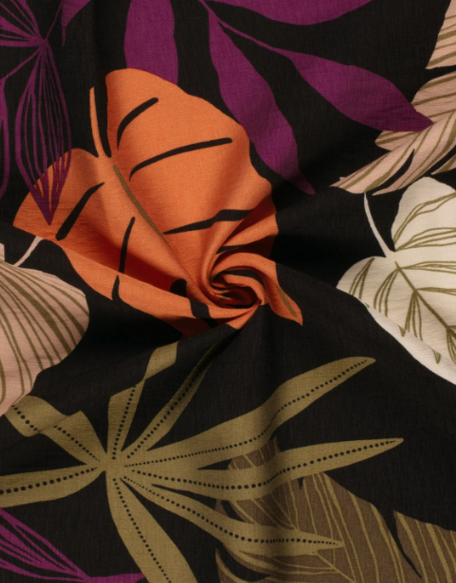 Subtiel glanzende viscose zwart met bladeren kaki zalm mauve oranje