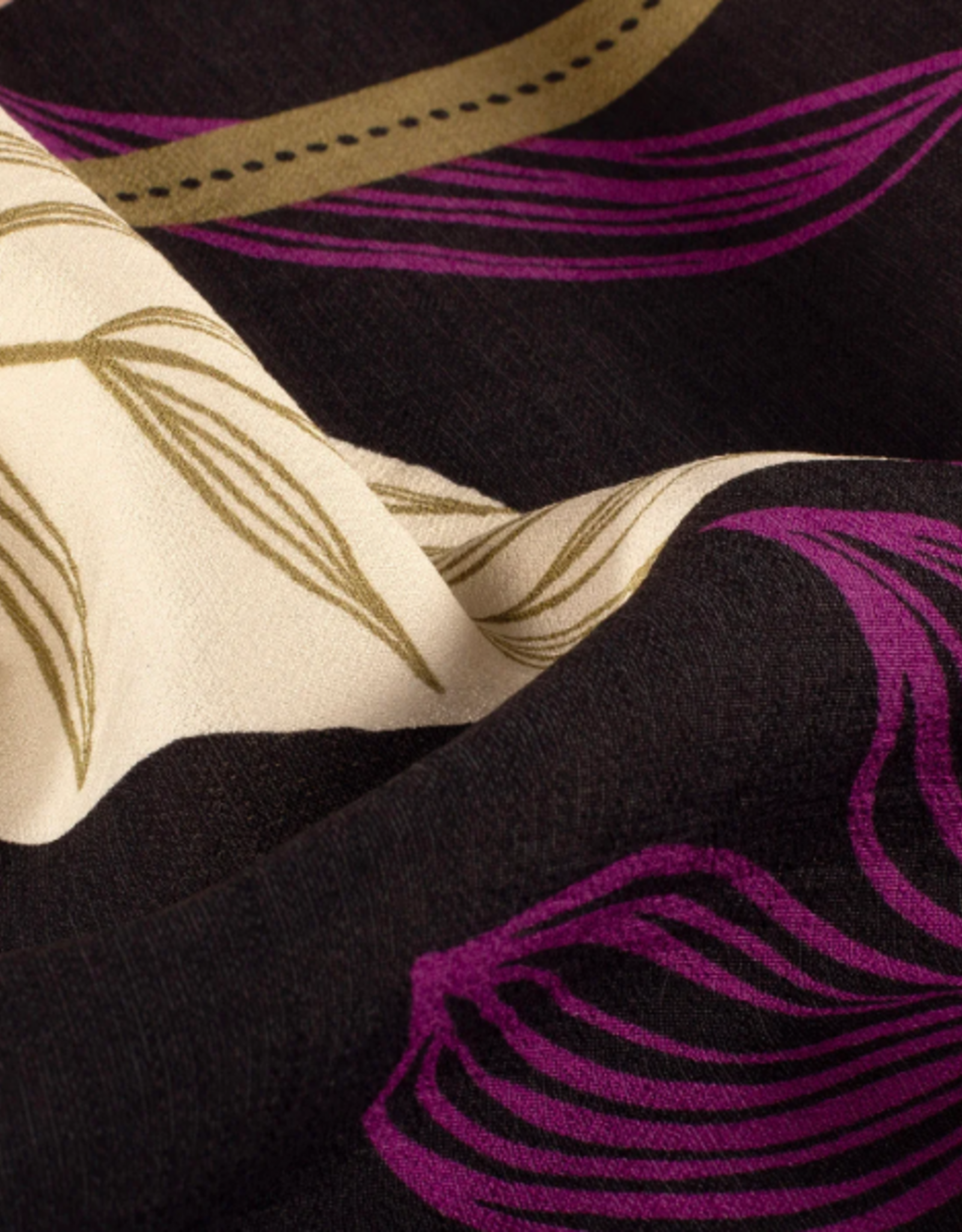 Subtiel glanzende viscose zwart met bladeren kaki zalm mauve oranje