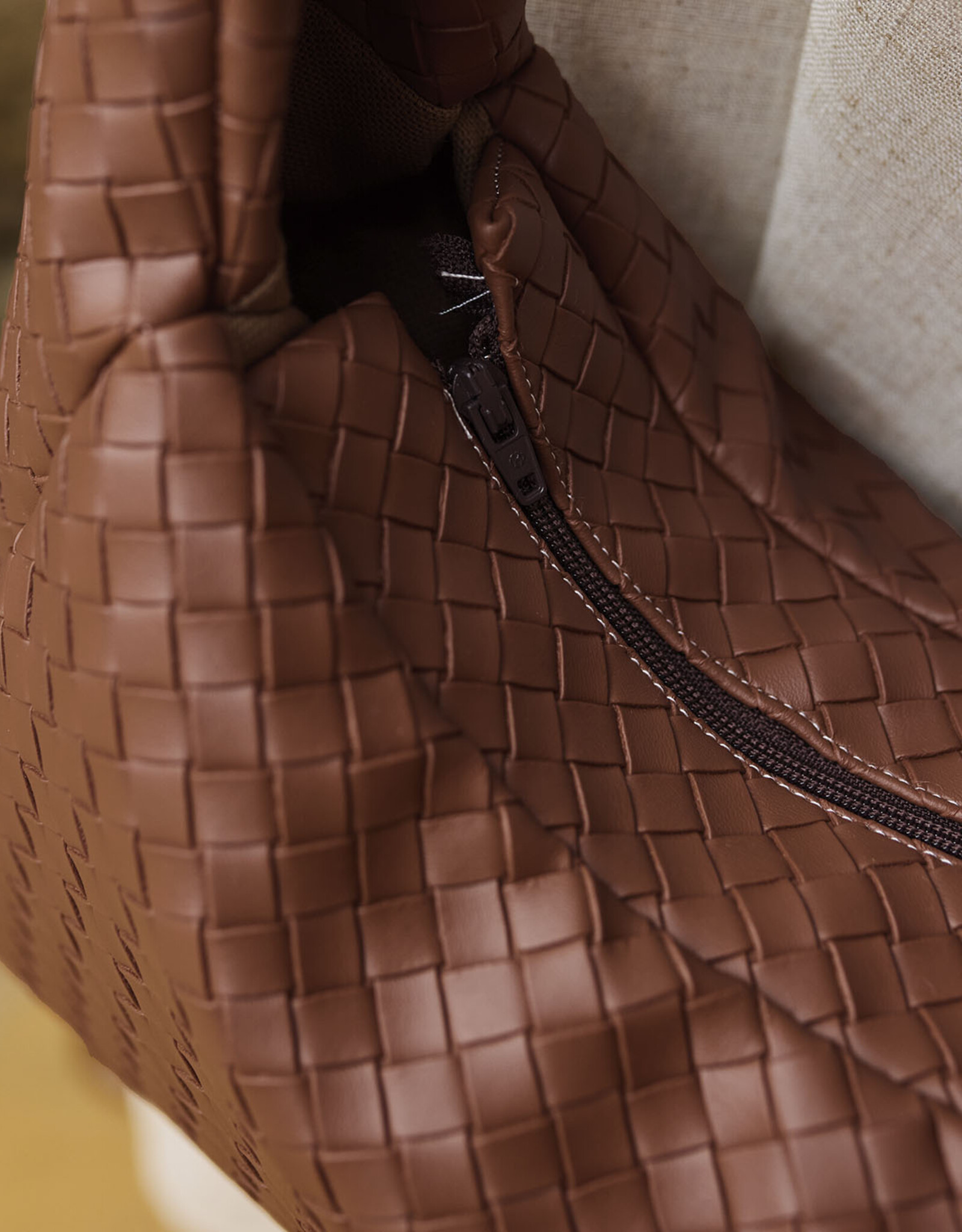 Imitatieleder Hamper gevlochten cognac op 70cm hoogte