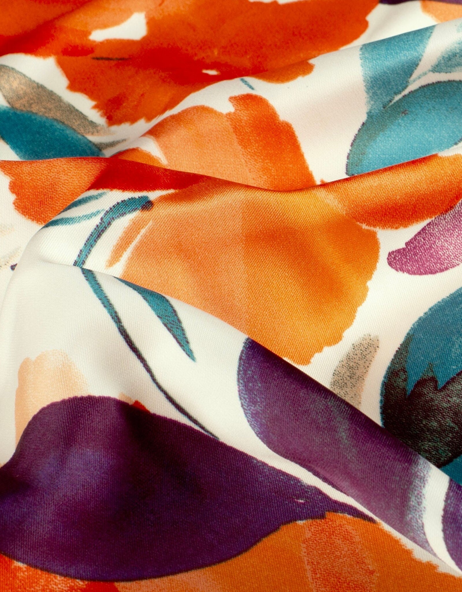 Satijn wit met grote oranje bloemen bedrukking