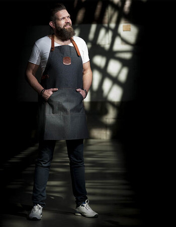 Denim schort met leren banden en label