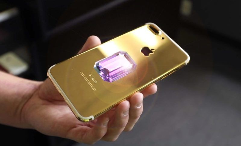 Last year, more expensive smartphones were more popular than cheaper devices for the first time