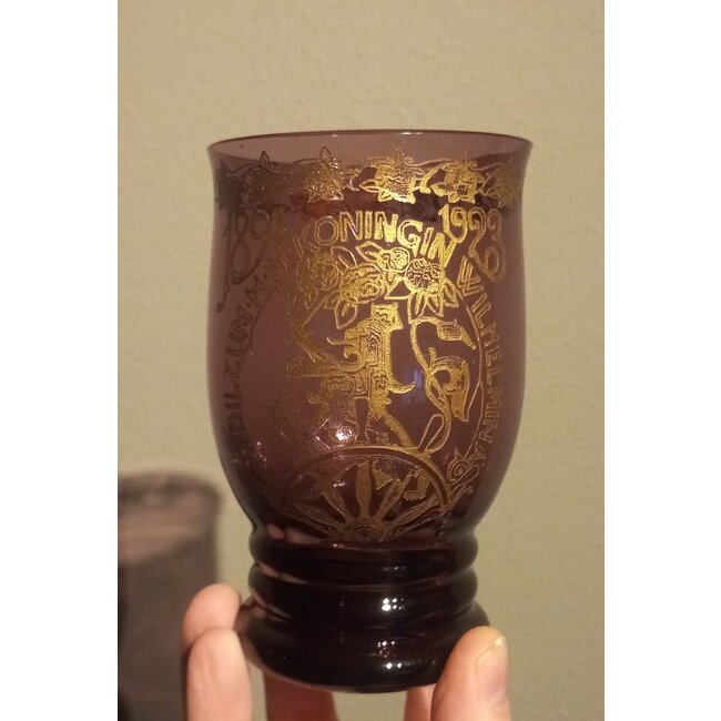 Andries Copier - Wilhelmina beker paars 1923