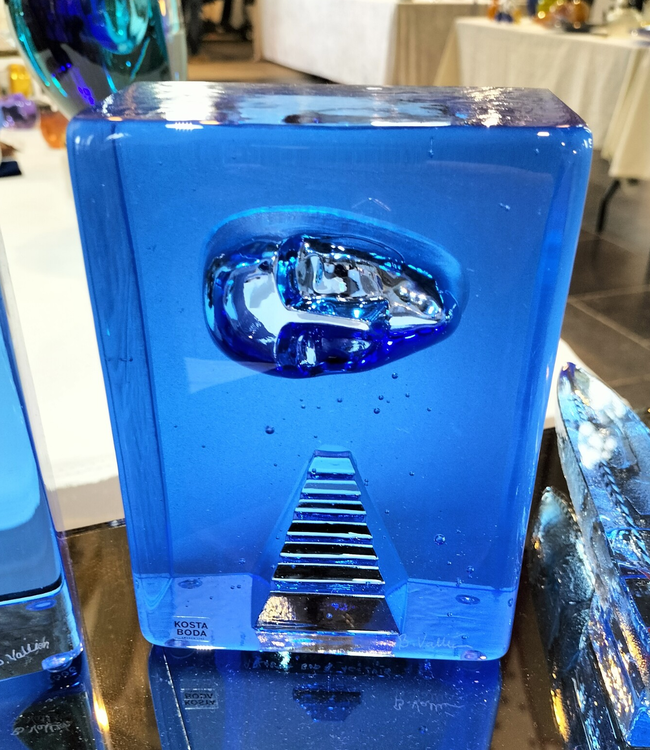 Kristallen serica ‘Azur’ van Bertil Vallien voor Kosta Boda – Uniek Kristallen Object met Symbolish Portret & Trap, handgemaakt uit zeeblauw Zweeds kristal (Gesigneerd & Gelimiteerd)