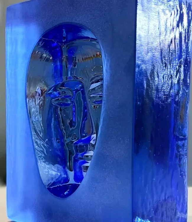 Kristallobjekt „Azur” von Bertil Vallien für Kosta Boda – Einzigartiges Kristallobjekt mit symbolischem Porträt, handgefertigt aus seeblauem schwedischem Kristall (signiert & limitiert)