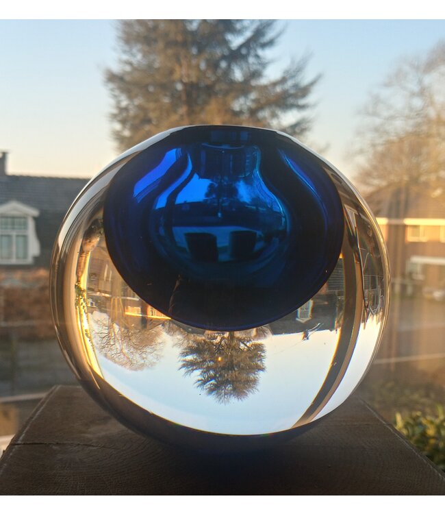Leerdam Glaskunst - bol blauwe kern 2005