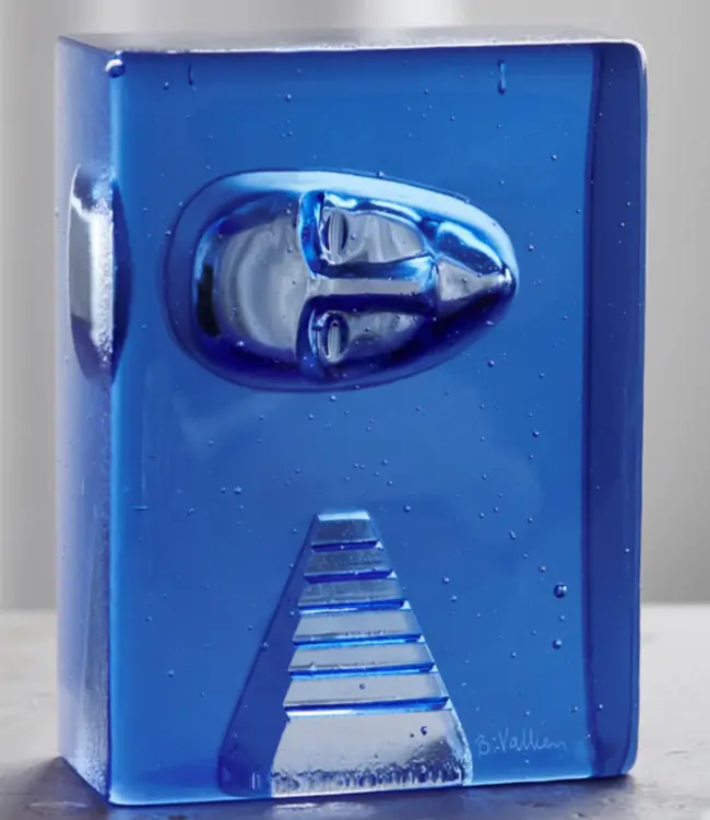 Kristall-Serica „Azur” von Bertil Vallien für Kosta Boda – Einzigartiges Kristallobjekt mit symbolischem Porträt und Treppe, handgefertigt aus seeblauem schwedischem Kristall (signiert und limitiert)