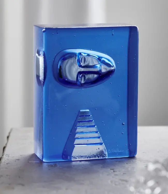 Kristall-Serica „Azur” von Bertil Vallien für Kosta Boda – Einzigartiges Kristallobjekt mit symbolischem Porträt und Treppe, handgefertigt aus seeblauem schwedischem Kristall (signiert und limitiert)