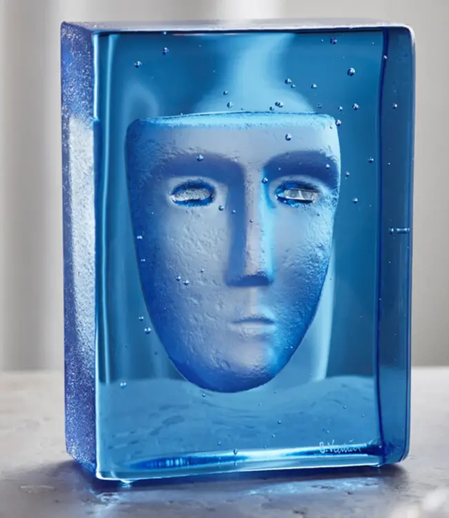 Kristallobjekt „Azur” von Bertil Vallien für Kosta Boda – Einzigartiges Kristallobjekt mit mattiertem Porträt, handgefertigt aus seeblauem schwedischem Kristall (signiert & limitiert)