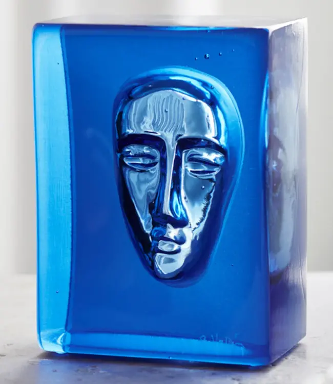 Kristallobjekt „Azur” von Bertil Vallien für Kosta Boda – Einzigartiges Kristallobjekt mit symbolischem Porträt, handgefertigt aus seeblauem schwedischem Kristall (signiert & limitiert)