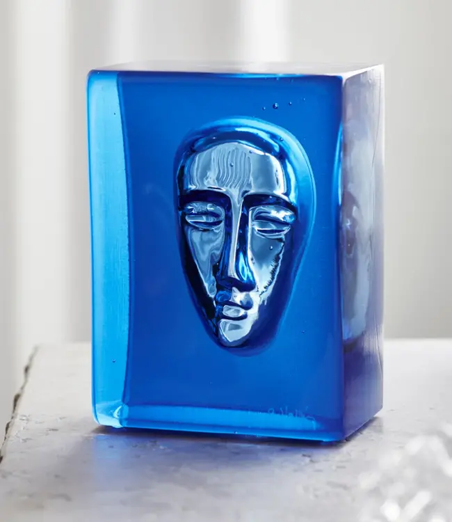 Kristallobjekt „Azur” von Bertil Vallien für Kosta Boda – Einzigartiges Kristallobjekt mit symbolischem Porträt, handgefertigt aus seeblauem schwedischem Kristall (signiert & limitiert)