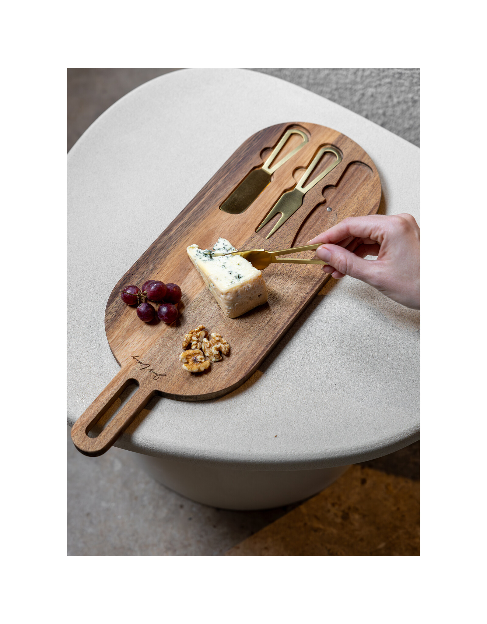 Serveerplank met gouden bestek